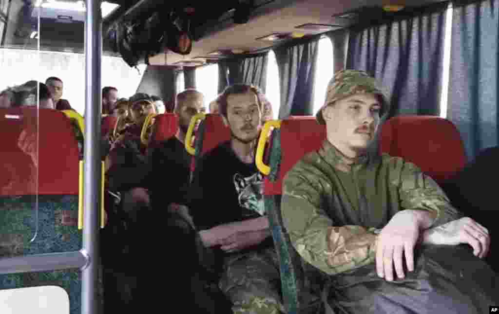 На видео објавено од руското Министерство за одбрана се гледаат украински војници кои чекаат во автобус откако биле евакуирани. Украинската влада соопшти дека продолжува со напорите да ја заврши евакуацијата на своите борци од Азовстал, последното засолниште во јужниот град Мариупол, откако околу 260 војници, од кои некои беа ранети, успеаја да излезат од распространетиот комплекс. 