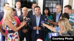Архивска фотографија: Вицепремиерот за спроведување на рамковниот договор Хазби Лика и премиерот Зоран Заев во Охрид 