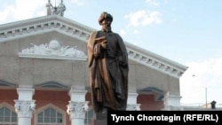 Жусуп Баласагындын Бишкектеги айкели. 