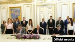 Церемония подписания договора о купле-продаже Воротанского каскада ГЭС в правительстве Армении, Ереван, 8 июня 2015 г. 