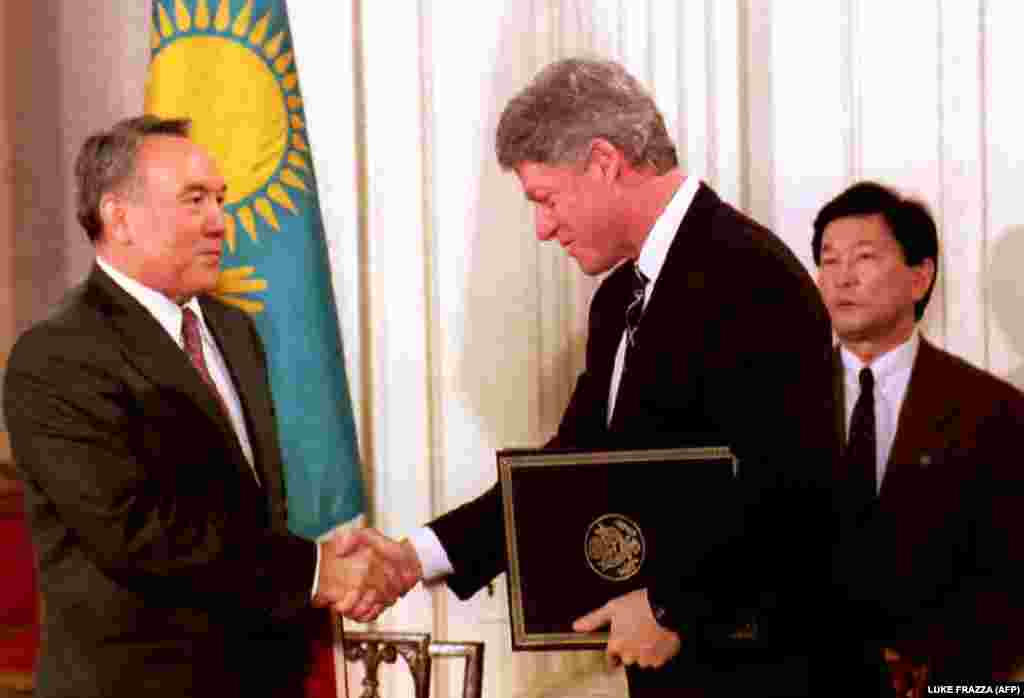 АҚШ президенті Билл Клинтон мен Нұрсұлтан Назарбаев ядролық қаруды таратпау келісіміне қол қойғаннан кейінгі қол алысу сәті. 14 ақпан 1994 жыл. 