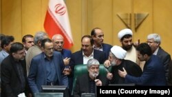 مجتبی ذوالنوری (نفر سمت رئیس مجلس) نماینده قم در حال بحث با علی مطهری.