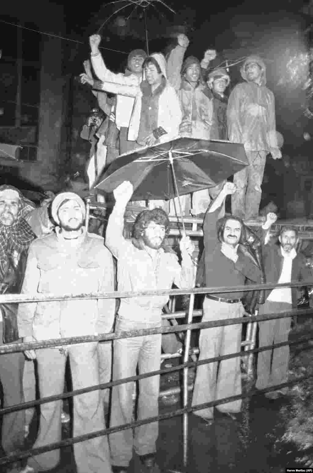 Иранцы стоят под ливнем, демонстрируя солидарность с захватившими заложниками студентами. 15 декабря 1979 года. В эти дни стало известно, что шах уехал в Панаму.