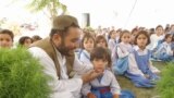 حسن اڅکزی په خپل یو سکول کې له ماشومانو سره خبرې کوي