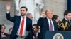 Președintele Donald Trump (dreapta) și vicepreședintele JD Vance la ceremonia de învestitură în Rotonda Capitoliului SUA din Washington, luni, 20 ianuarie 2025.