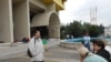 Radnici ispred hotela Holiday