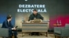 Imagine de la dezbaterea la care absentează George Simion. În prim plan: candidatul independent Nicușor Dan și în plan secund gazda emisiunii Cosmin Nedelcu (Micutzu).