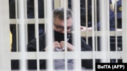 Віктар Бабарыка за кратамі суду. Менск, 17 лютага 2021 году.