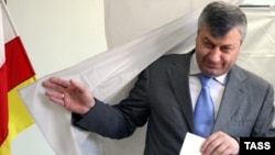 Желание Кокойты остаться у руля, так или иначе внедрив своего представителя на президентский пост, объяснимо