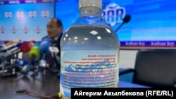  Саламаттык сактоо жана социалдык өнүгүү министри Алымкадыр Бейшеналиев журналисттердин алдында уу коргошундун тундурмасын ичти. 