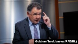 Туйгуналы Абдраимов “Азаттыктын” студиясында. 2019-жыл.