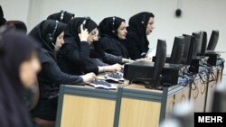 زنان شاغل در یک موسسه مخابراتی در ایران 