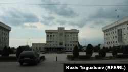 Комплекс административных зданий (в центре здание акимата) Алатауского района. Алматы, 29 июня 2018 года.