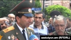 Արխիվ – Պաշտոնաթող գնդապետ Վոլոդյա Ավետիսյանը (ձախից) և ղարաբաղյան պատերազմի վետերանները Երևանում բողոքի ակցիայի ժամանակ, Երևան, 13-ը մարտի, 2013թ․