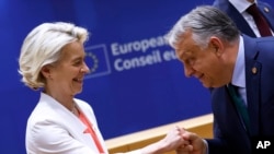 Ýewropa Komissiýasynyň başlygy Ursula fon der Leýen (çepde) we Wengriýanyň premýer-ministri Wiktor Orban