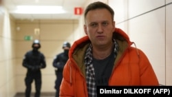 "Жемқорлықпен күрес қорының" кеңсесін тінтіп жатқан полиция қызметкерлері және оппозициялық саясаткер Алексей Навальный. 2019 жыл.