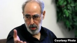 ابوالفضل قدیانی می‌گوید خامنه‌ای با لجاجت و کینه‌توزی، مهم‌ترین مانع رفع حصر است. 