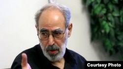 ابوالفضل قدیانی یکی از ۱۵ فعال سیاسی و مدنی ایرانی است که اخیرا در بیانیه‌ای خواستار برگزاری رفراندوم به منظور تغییر حکومت ایران شده بود.
