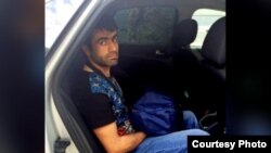 Маҳмадалӣ Аҳмадов баъди боздошташ дар фурудгоҳи Домодедово. Акс аз сомонаи расмии mvd.ru