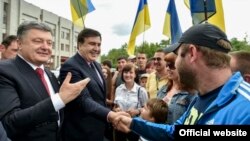 Президент Петро Порошенко Михаил Саакашвилини губернатор катары одессалыктарга тааныштырууда. Одесса, 30-май, 2015-жыл. 