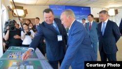 "Бипэк Авто – Азия Авто" директорлар кеңесінің төрағасы Анатолий Балушкин сол кездегі президент Нұрсұлтан Назарбаевқа "Азия Авто - Қазақстан" компаниясының өнеркәсіп алаңын таныстырып жатыр. 2016 жыл.