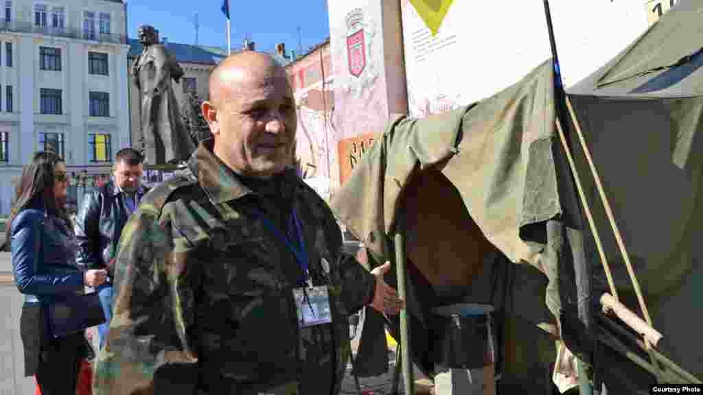Ivan Hrapko, unul dintre activiștii Euromaidanului, care a fost și la Kiev, povestește istoria maidanezuluiîn timp ce invită jurnaliștii să intre în cort.