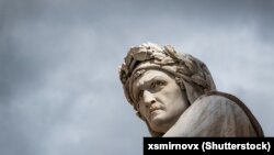 Monumentul lui Dante Alighieri de Enrico Pazzi în Piazza Santa Croce, lângă biserica Sfintei Cruci din Florența, Italia