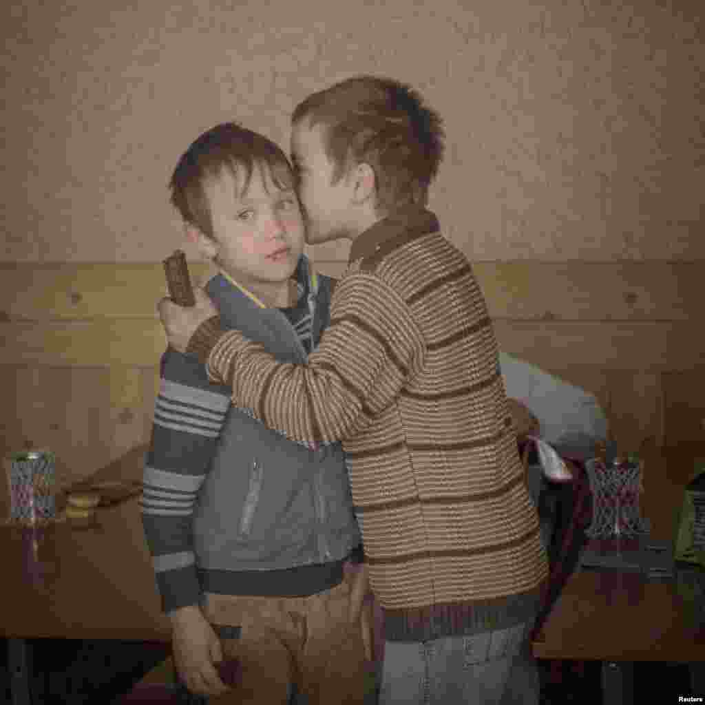 Шведский фотограф Аса Сьострём из агентства Moment заняла второе место в категории "Повседневная жизнь. Одиночные снимки". На ее фото - братья-близнецы Игорь и Артур из Молдавии собираются угостить своих одноклассников шоколадками в свой девятый день рождения. 
