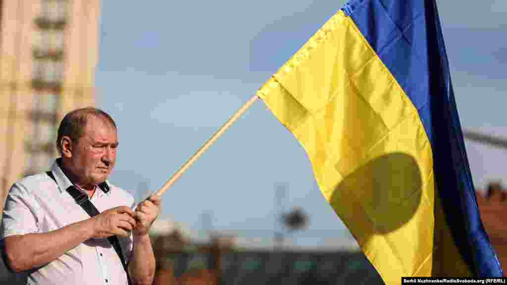 Qırımtatar Milliy Meclisi reisiniñ muavini İlmi Umerov qırımtatar bayrağı ile Meydanda