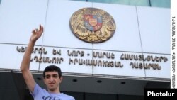 «Հիմա» երիտասարդական շարժման անդամ Վահագն Գեւորգյանը դատարանի շենքի մոտ: 12-ը սեպտեմբերի, 2009թ.