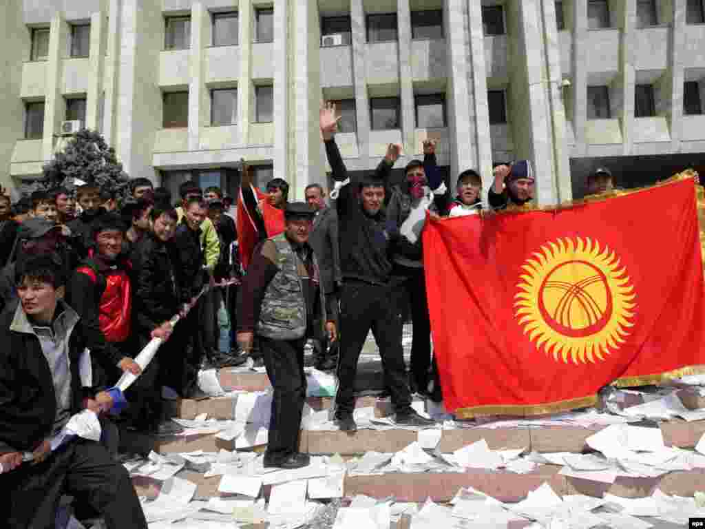 Перед Белым домом. 8 апреля 2010 года. 