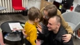 Azatlyk Radiosynyň Belarus gullugynyň žurnalisti Andreý Kuzneçik Wilniusda maşgalasyna gowuşdy