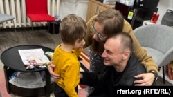 Azatlyk Radiosynyň Belarus gullugynyň žurnalisti Andreý Kuzneçik Wilniusda maşgalasyna gowuşdy
