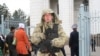 Спецназовец у входа в мечеть Алматы. Иллюстративное фото.