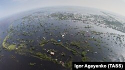Амур регионунда суу ташкынында калган айылдын асмандан көрүнүшү, 14-август, 2013