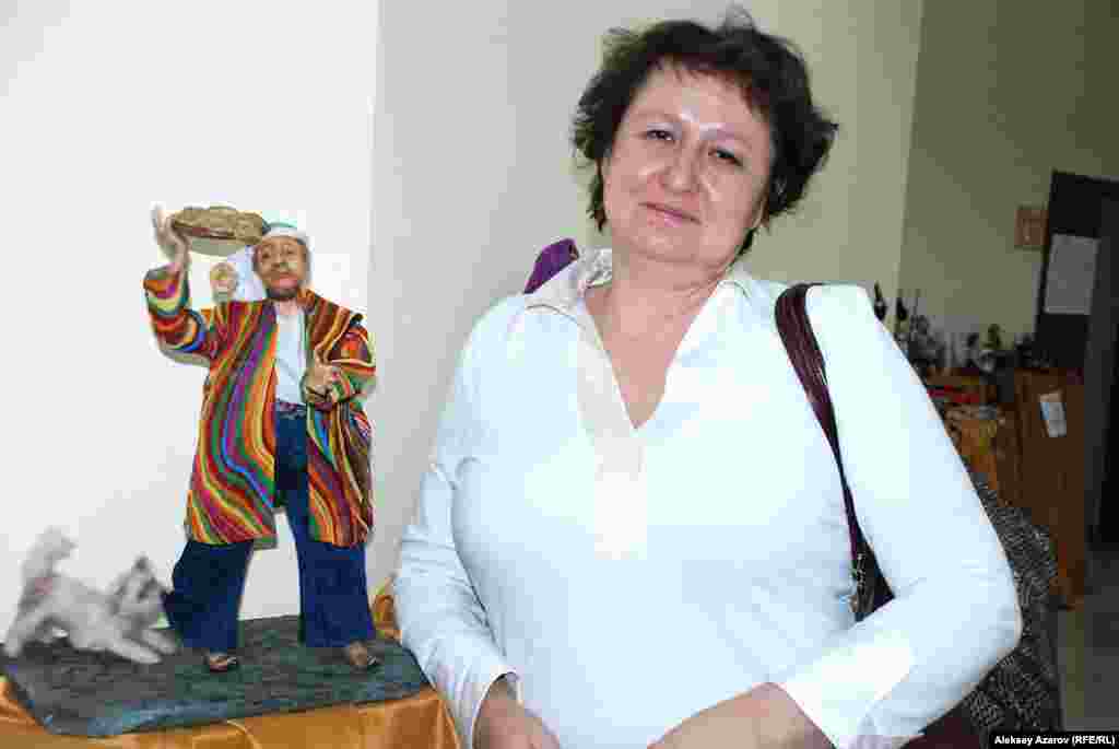 Одна из участниц выставки &ndash; алматинка Татьяна Столяренко с работой &laquo;Неожиданная встреча&raquo; (на фото &ndash; слева от нее). Сама она работает инженером-компьютерщиком. Авторской кукла для нее хобби уже пять лет. Технику изготовления кукол сначала осваивала через Интернет. Затем посетила мастер-классы приезжавших в Алматы российских специалистов. За пять лет сделала пять кукол, которые делает в основном к редким в Алматы выставкам.