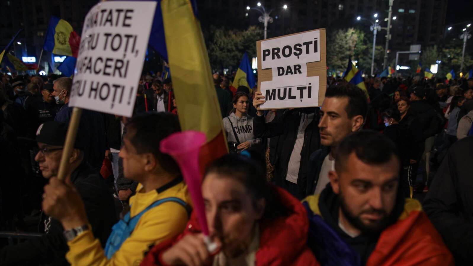 Sâmbătă, 2 octombrie, Piața Victoriei și Piața Universității din București au fost ocupate de mii de manifestanți anti-vaccinare. În aceeași zi, România a înregistrat un număr record de 12.590 cazuri noi, și 1412 pacienți sub aflați la Terapie Intensivă. 
