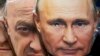 Санкт-Петербургдагы зер дүкөнүнүн терезесиндеги Орусиянын президенти Владимир Путиндин (оңдо) жана "Вагнер" тобунун жетекчиси Евгений Пригожиндин сүрөттөрү түшүрүлгөн бет каптар. 2023-жыл, 4-июнь 