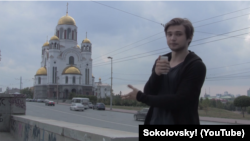 Руслан Соколовский на фоне храма