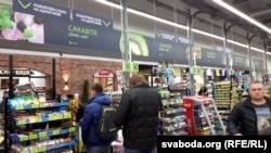 Ілюстрацыйнае фота. Прыклад беларускай мовы ў бізнэсе: крама «Эўраопт» у Горадні, дзе пакупнікоў абслугоўваюць на беларускай мове і большасьць рэклямных надпісаў беларускамоўныя