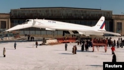 Moskwanyň çetinde ýerleşýän Žukowskiý sebitindäki Tupolew synag aerodromynda Tu-144 uçary köpçülige hödürlenýär.