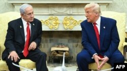 ABŞ-nyň prezidenti Donald Tramp (sagda) Ak Tamda Ysraýylyň premýer-ministri Beniýamin Netanýahu bilen gepleşik geçirýär. 7-nji aprel