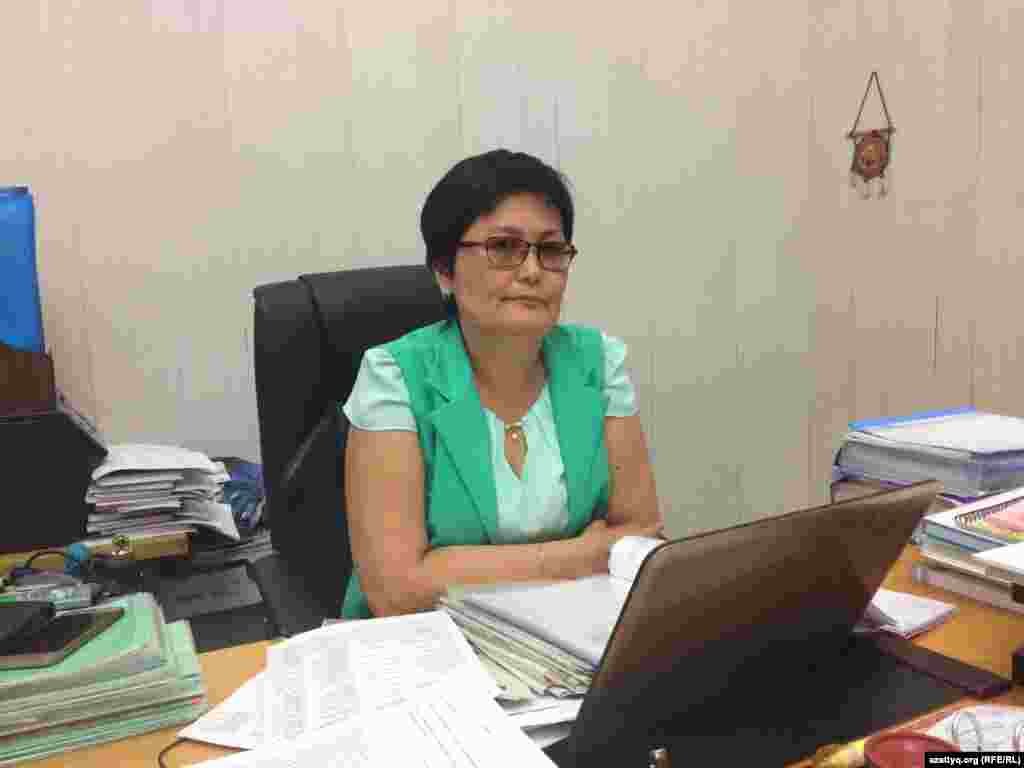 Мектеп-лицей директоры Әлия Әбдіғапарова «Тұрғанбаевтың 2012 жылы жазған түсініктемесі сақтаулы. Онда ол «айнала жын-шайтан, содан сақтану үшін қызым орамал тағып жүр» деп жазған. Ал биыл «балаларымның басындағы қазақтың ұлттық киімі - кимешек. Сіз ұлттық киімге қарсысыз» деп мені айыптап шықты. Қазақ қызы кимешек кимеген әрі олардікі кимешек емес. Мектебіміз - аралас мектеп. Қазақтан басқа орыс, өзбек, балқар халқының ұл-қыздары оқиды. Ата-аналар мектеп формасының біркелкі болғанын қалайды» дейді.