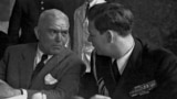 Primul premier pro-sovietic al României, avocatul Petru Groza, și Regele Mihai I, la Constanța, pe 26 mai 1946, cu ocazia recuperării Bricului Mircea, un vas celebru al marinei militare românești. În ciuda comunizării (încă) treptate, sovieticii făceau gesturi de bunăvoință. 