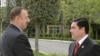 Azerbaýjanyň prezidenti Ilham Aliýew (çepde) Türkmenistanyň prezidenti Gurbanguly Berdimuhamedow bilen duşuşýar, Baku, 2008-nji ýylyň 19-njy maýy.