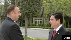Azerbaýjanyň prezidenti Ilham Aliýew (çepde) Türkmenistanyň prezidenti Gurbanguly Berdimuhamedow bilen duşuşýar, Baku, 2008-nji ýylyň 19-njy maýy.