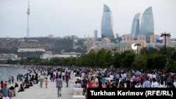 Бакинский бульвар, на заднем плане - здания Flame towers
