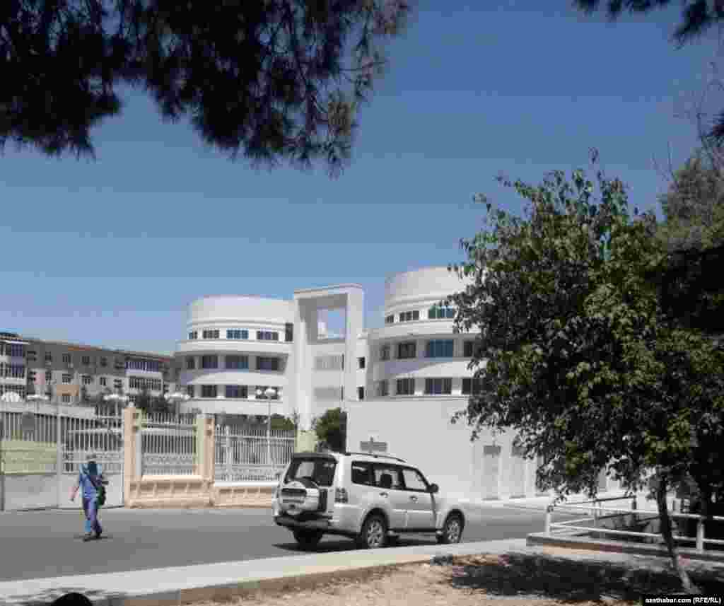 Aşgabat, iýul. Yssy howa, resmi taýdan ykrar edilmeýän keselçilik aladalary köçeleri has-da çolardana meňzeýär. 
