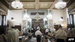 عکسی از برگزاری نماز صبح در کنیسه یوسف‌آباد تهران، مهر ۱۳۹۲