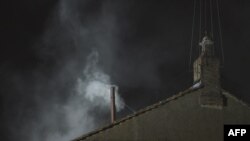 Белы дым падымаецца з коміна на даху Сыкстынскай капліцы, што азначае, што кардыналы абралі новага папу. Ватыкан, 13 сакавіка 2013 года